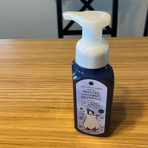 Bath & Body Works Gentle Foaming Hand Soap. Frosted Coconut Snowball. - Picture 2 of 3